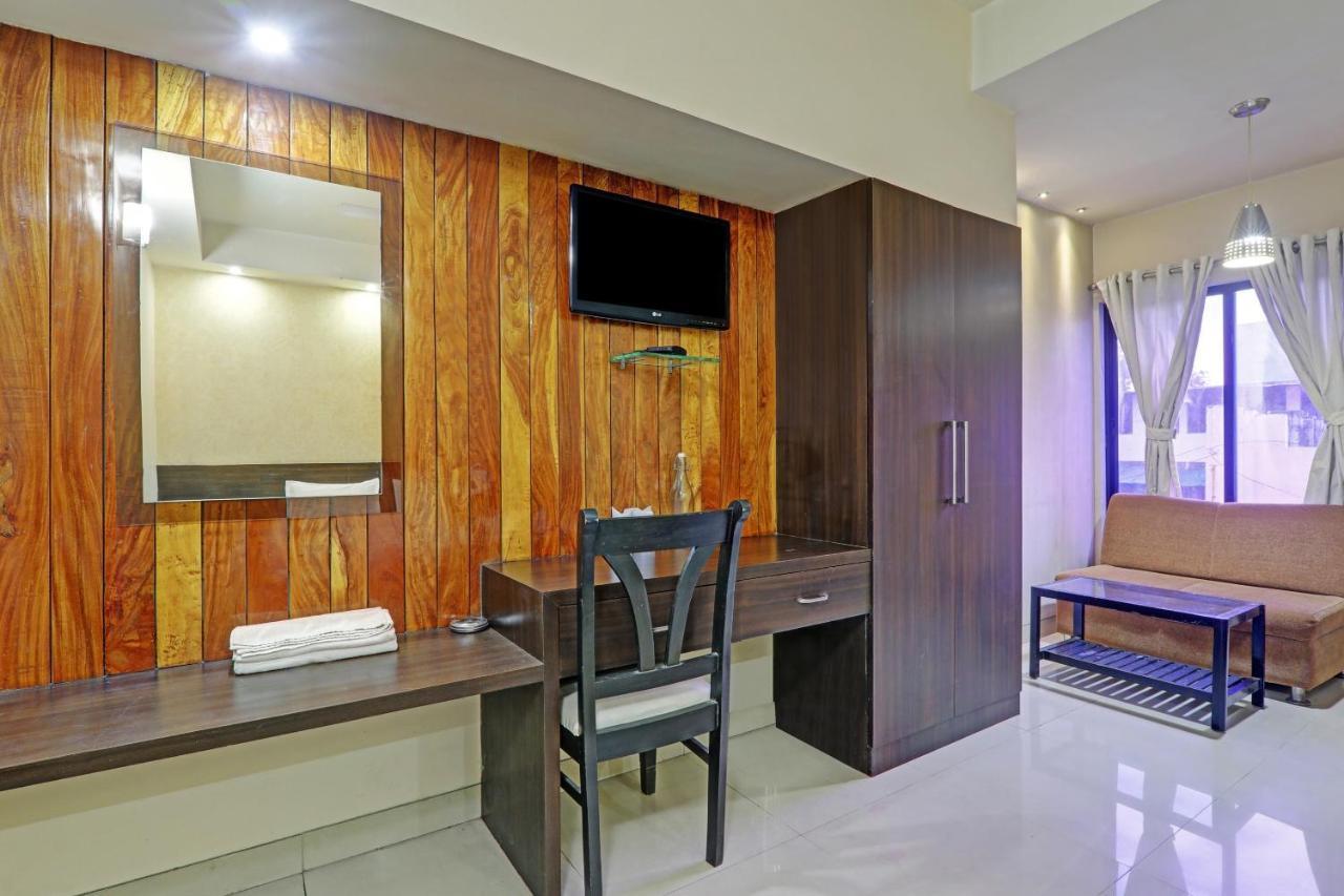 Townhouse Oak Hotel Shelter Lucknow Exterior photo